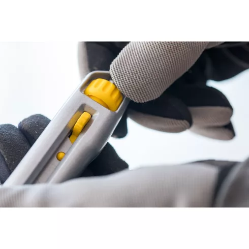 STANLEY Interlock fémházas tördelhető pengés kés 18mm, 5 db Carbide pengével                          7-10-018