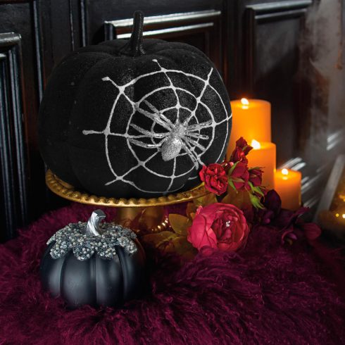 Halloween-i tök dekoráció - fekete glitteres - pókhálóval - 15 cm                                     BX58179B