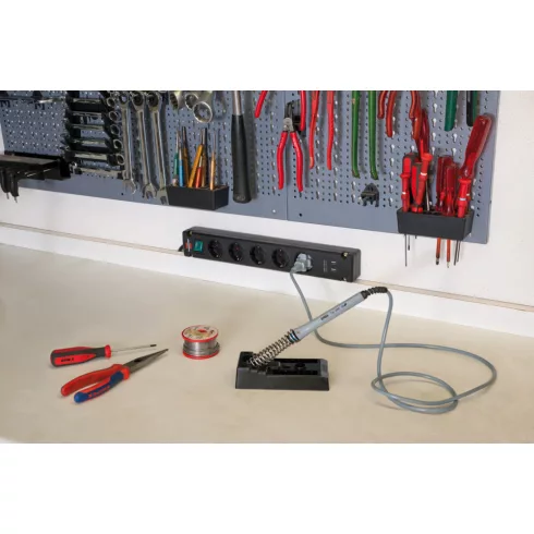 Bremounta elosztó, 5 aljzat + 2x USB A (töltő), kapcsolóval, 3m H05VV-F 3G1.5, fekete                 E1150660315