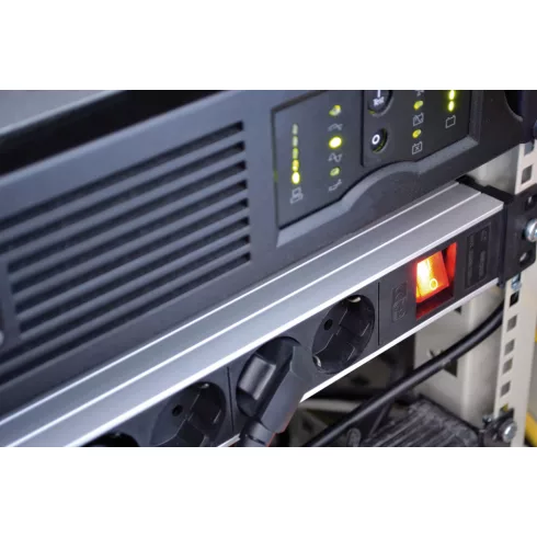 Alu-Line 19'' elosztó, 8 aljzat, kapcsolóval, kapcsolószekrényekhez, 2m H05VV-F 3G1,5, ezüst/fekete   E1390007018
