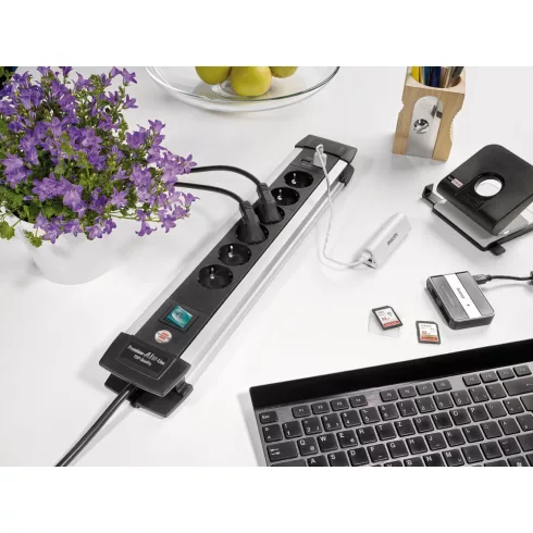 Premium-Alu-Line elosztó, 6 aljzat + 2x USB A (töltő), kapcsolóval, 3m H05VV-F 3G1,5, ezüst/fekete    E1391000516