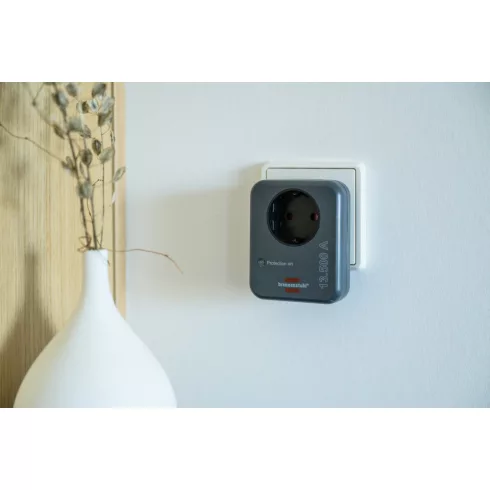 Túlfeszültségvédő adapter, földelt alj, 13500A, antracit                                              E1506996