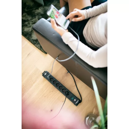 Premium-Line elosztó, 6 aljzat + 2x USB A (töltő), kapcsolóval, 3m H05VV-F3G1,5, fekete               E1951160602
