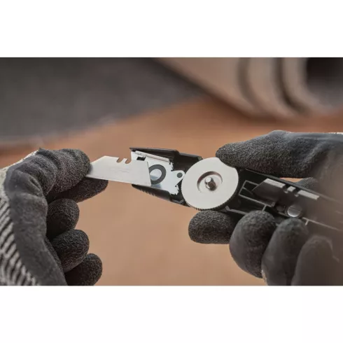 STANLEY FATMAX trapéz/körpengés kés, pengetárolóval, tokkal, fekete                                   FMHT10500-0