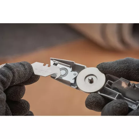 STANLEY FATMAX trapéz/körpengés kés, pengetárolóval, tokkal, ezüst                                    FMHT10501-0