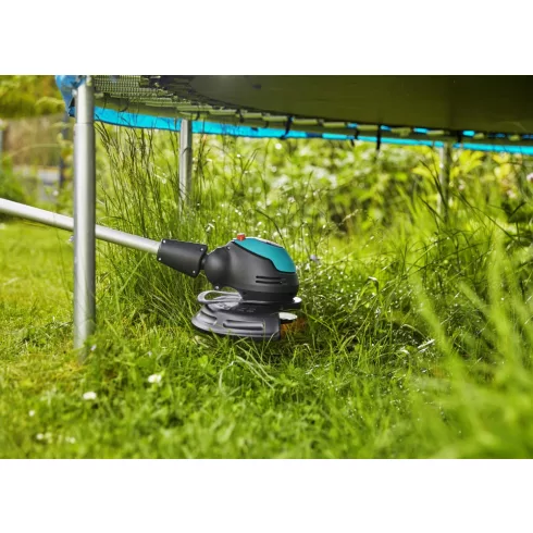 GARDENA EasyCut 23/18V P4A akkumulátoros fűszegélynyíró akkumulátor nélkül, 5 db pótkéssel            GE14700-55