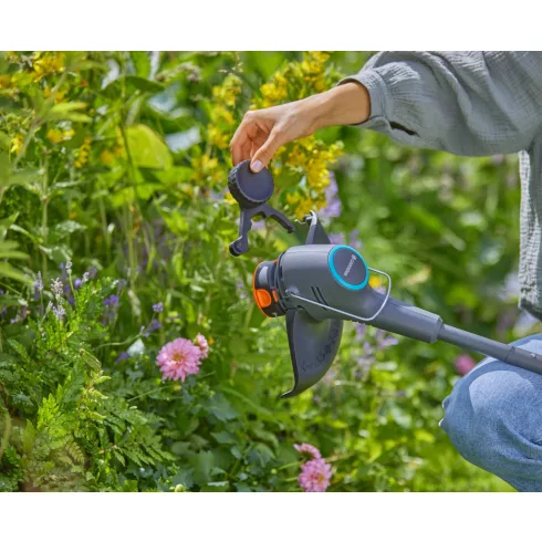 GARDENA EasyTrim 25 fűszegélynyíró, 18V P4A akkumulátorral(2,0Ah), vágási szél.25cm, szegélykerékkel  GE14704-20