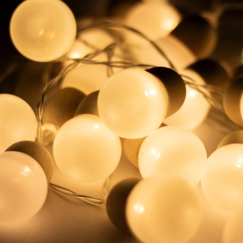 LED-es gömb fényfüzér, 20 melegfehér LED, elemes, 3m hossz, átlátszó vezeték, fa + műanyag, HSO       MLC20B