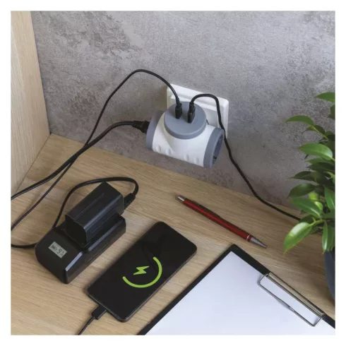 Aljzat elosztó 2x SCHUKO, 1xUSB-A+1xUSB-C, max. 3680 W, IP20, fehér-szürke                            P0077PD