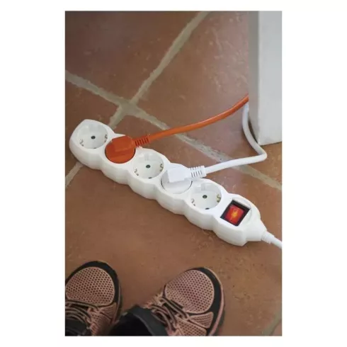 Elosztó (hosszabbító) 5 aljzat 3m, kapcsolható, SCHUKO, 1,5mm2,                                       P1523R