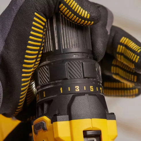STANLEY FATMAX 18 Volt-os V20 akkumulátoros fúrócsavarozó 100 darabos tartozék készlettel             SFMCD700D2A-Q
