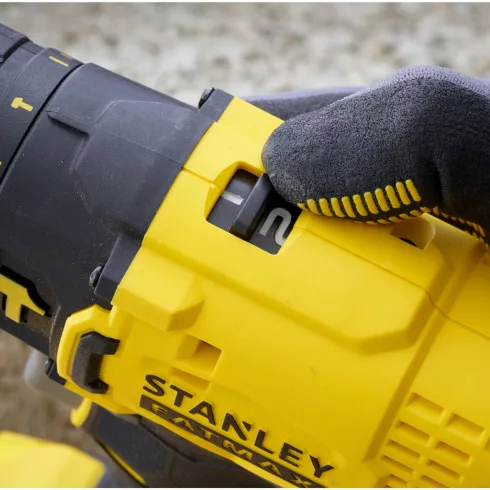 STANLEY FATMAX 18 Volt-os V20 akkumulátoros ütvefúró/csavarozó, 2 x 1,5 Ah akkuval, hordtáskában      SFMCD711C2S-Q