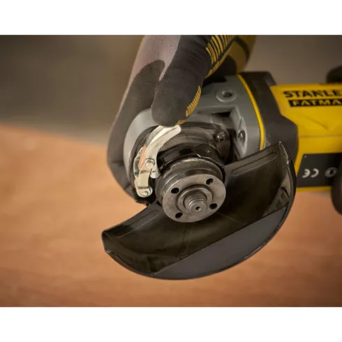 STANLEY FATMAX 18 Volt-os V20 akkumulátoros sarokcsiszoló, akku és töltő nélkül                       SFMCG300B-XJ
