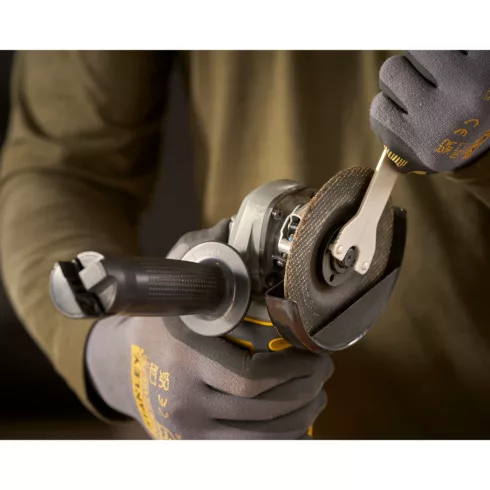 STANLEY FATMAX 18 Volt-os V20 akkumulátoros sarokcsiszoló, akku és töltő nélkül                       SFMCG300B-XJ