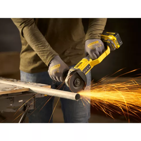 STANLEY FATMAX 18 Volt-os V20 akkumulátoros sarokcsiszoló, akku és töltő nélkül                       SFMCG300B-XJ