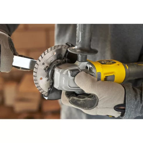STANLEY FATMAX V20 sarokcsiszoló, 125 mm-es, 1x4Ah akkuval, töltővel, 8500ford/perc, ProStack         SFMCG710M1T-Q