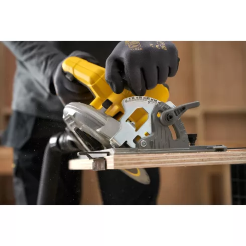 STANLEY FATMAX V20 kefementes körfűrész, sín kompatibilis,4Ah akkuval,töltővel,190mm,57-fok,kofferbe  SFMCS551M1K-Q