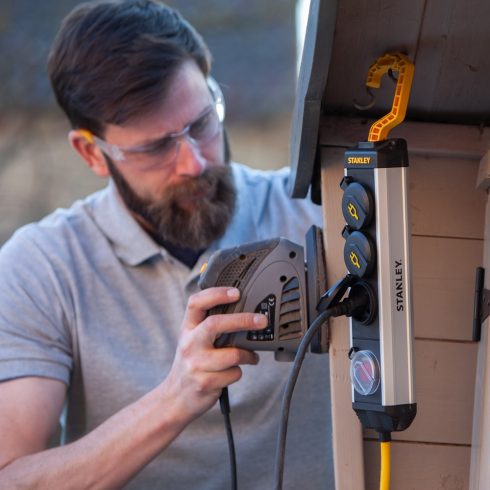 STANLEY 4-es elosztó kapcsolóval, felakasztható, IP44, 5m kábel, H07RNF 3G1,5, HSO                    SXECCD0RAJE